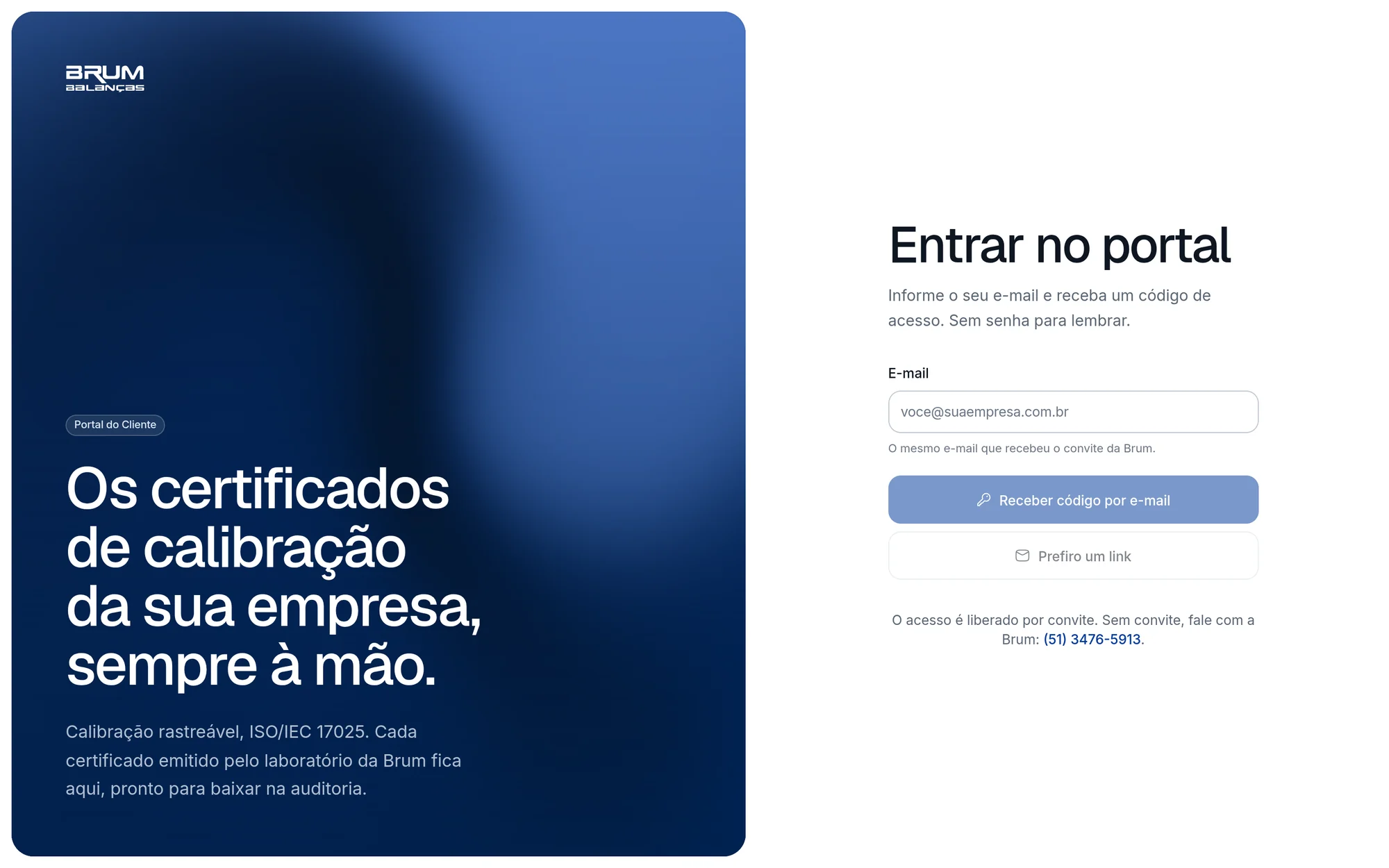 Tela de entrada do Portal do Cliente: à esquerda, Os certificados de calibração da sua empresa, sempre à mão, sobre um degradê cobalto; à direita, o campo de e-mail para receber o código de acesso