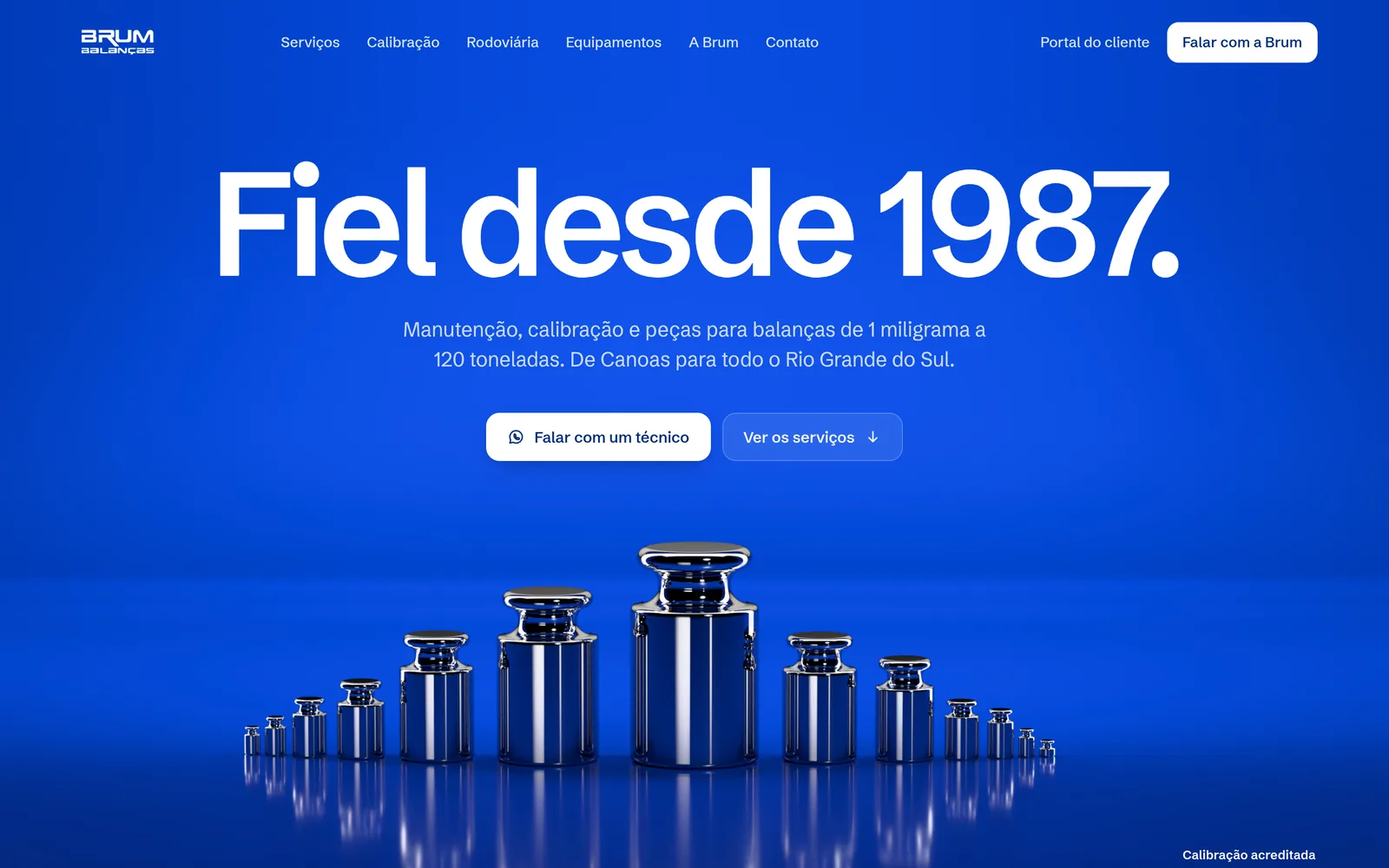 Início do site da Brum Balanças: o título Fiel desde 1987 sobre o esmalte cobalto, com a fileira de pesos-padrão embaixo