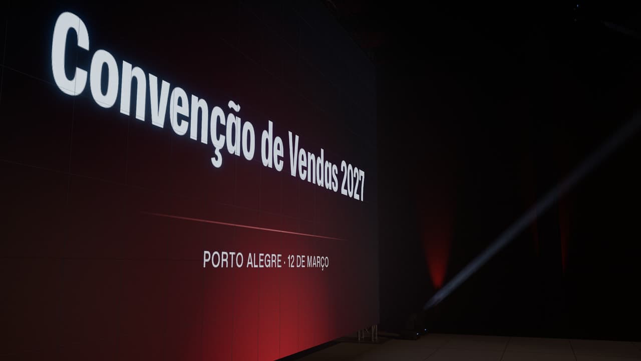 O painel de LED do palco com o nome do evento, Convenção de Vendas 2027