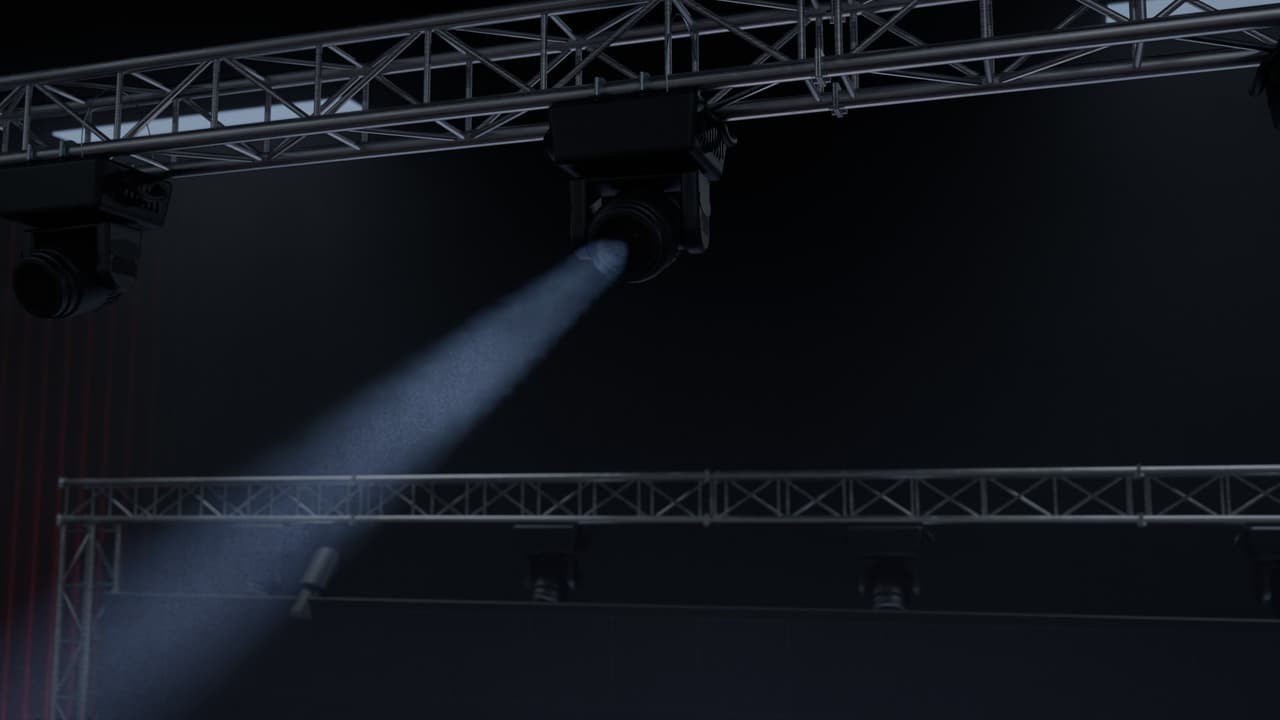 Um moving head na treliça, com o facho atravessando o haze