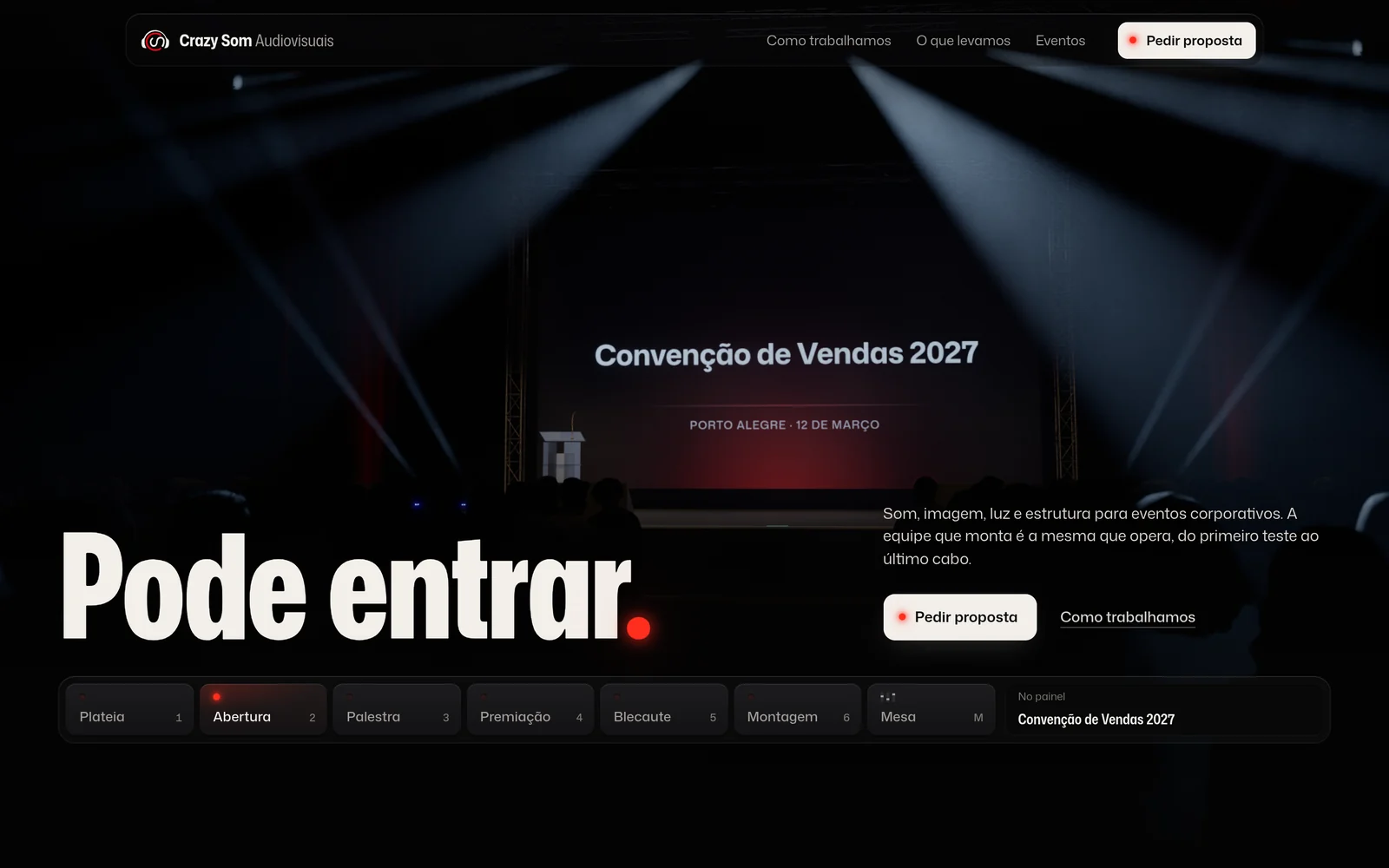 Início do site da Crazy Som: o título Pode entrar sobre a plenária com os fachos de luz acesos, e a barra das deixas de luz embaixo